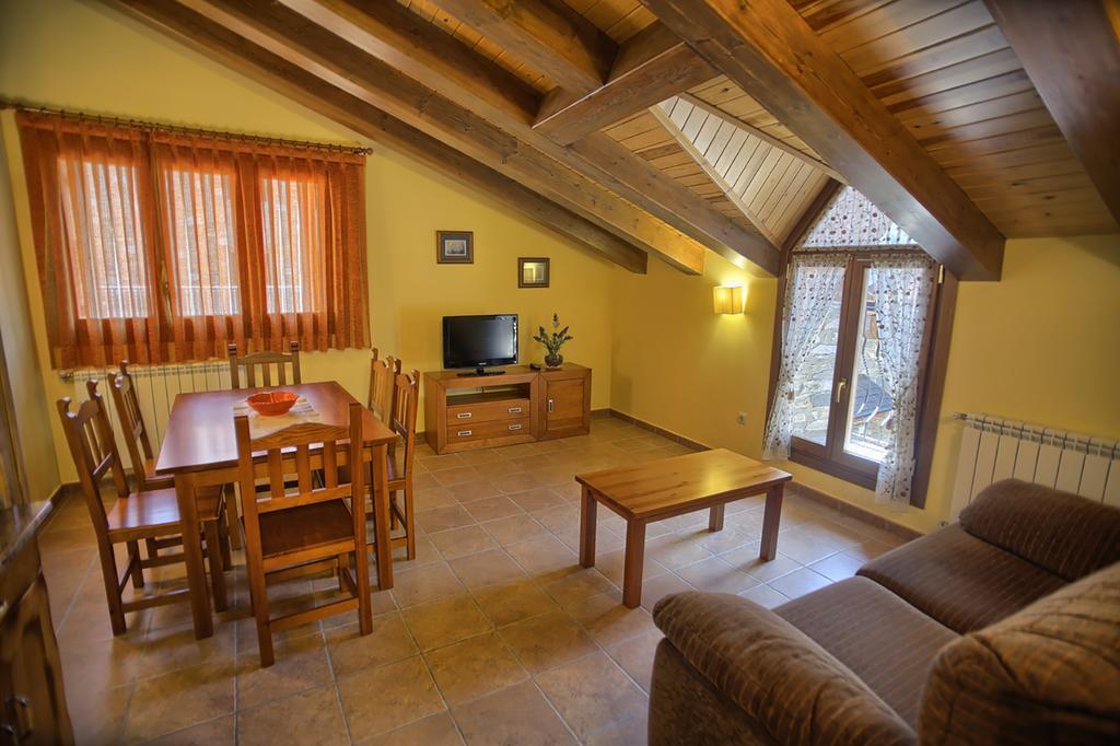 Apartamentos Casa Riu Sahun Ruang foto